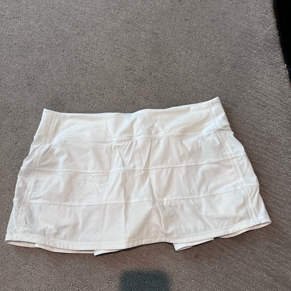 Like new - lululemon pace rival skirt size 10 - Picture 2 of 4